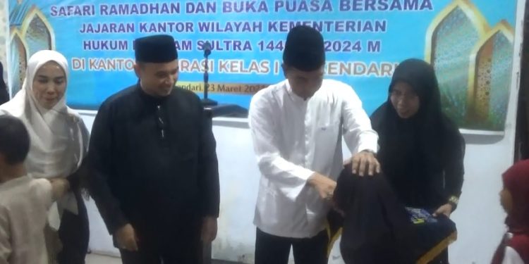 Anak panti asuhan menerima santunan