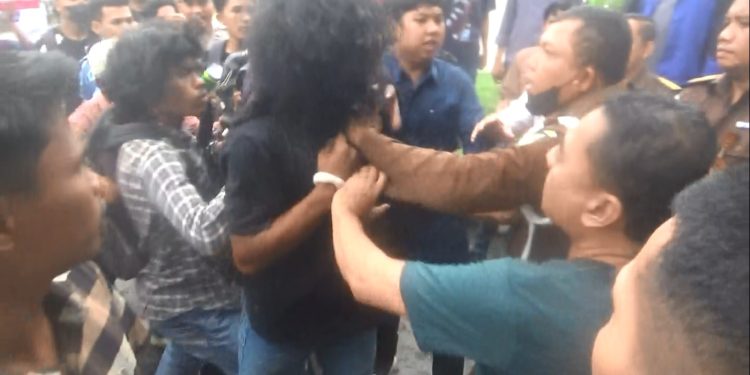Demo bentrok Pj Bupati Bombana di Kejati Sultra