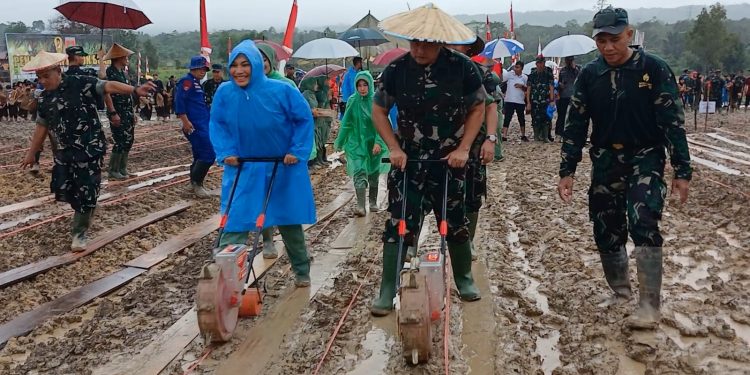 Kasad Jenderal Maruli bersama istri lakukan penanaman jagung perdana di Kendari