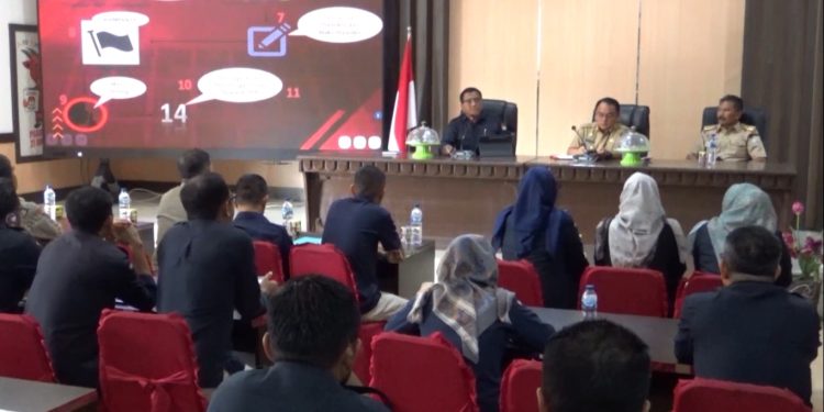 Ketua KPU Sultra saat bersama Pj Gubernur