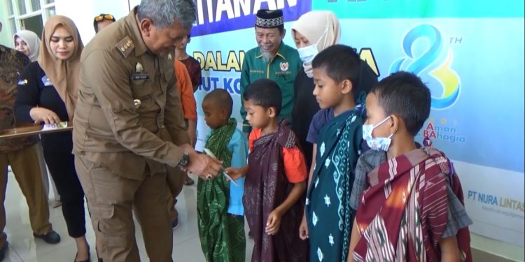 Pj Wali Kota Kendari beri bingkisan kepada peserta sunatan massal