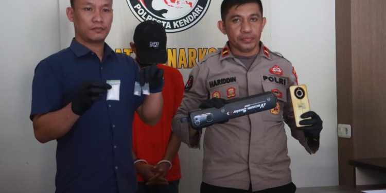 Tersangka dan barang bukti diamankan di Sat Resnarkoba Polresta Kendari