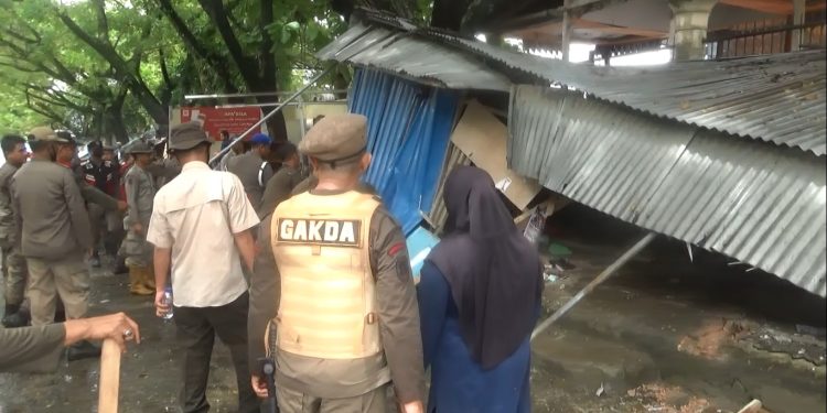 Siti Rosmiati saksikan lapaknya dibongkar rata dengan tanah
