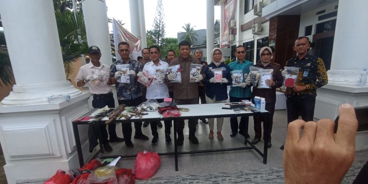 Pemusnahan barang bukti tindak kejahatan di Kejari Kendari.