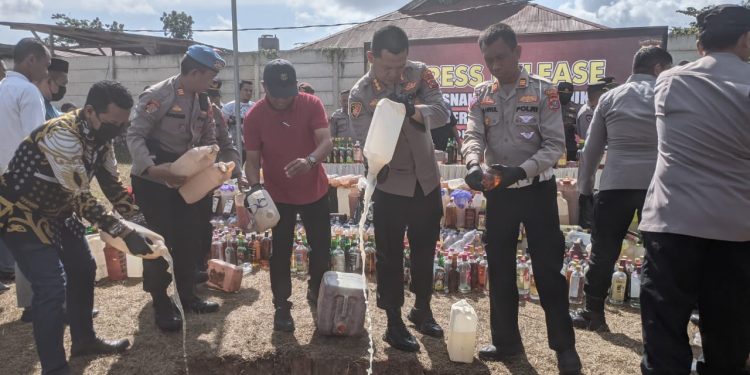 Pemusnahan ribuan ton minuman beralkohol ilegal di Polresta Kendari Sulawesi Tenggara.