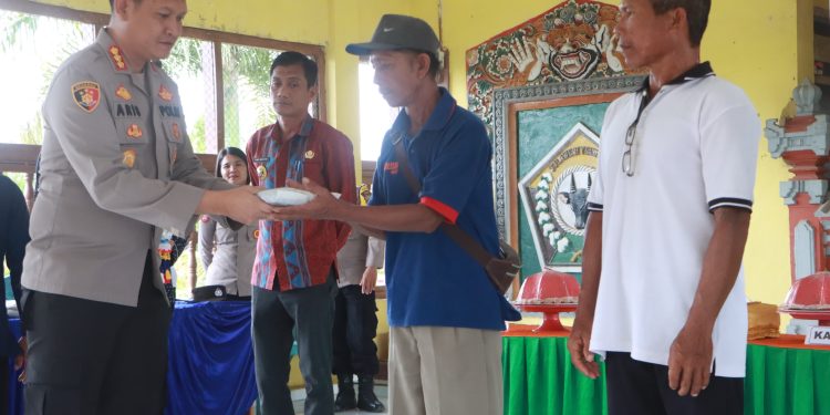 Kapolresta Kendari serahkan bantuan benih jagung ke Ketua Kelompok tani di Jati Bali