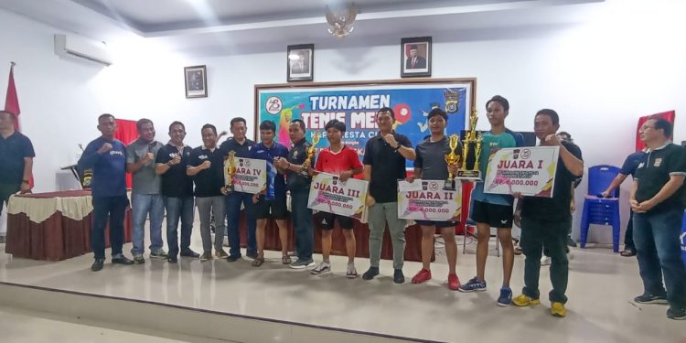 Penyerahan hadiah kepada pemenang turnamen Tenis Meja Kapolresta Cup I