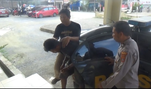Pelaku RF digiring ke sel Polsek Mandonga