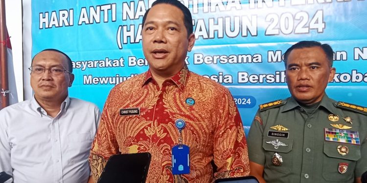 Kepala BNNP Sultra Brigjen Pol Christ R. Pusung (tengah) dan Kepala Staf Korem 143/HO Kolonel Inf Singgih Pambudi Arinto (kanan).
