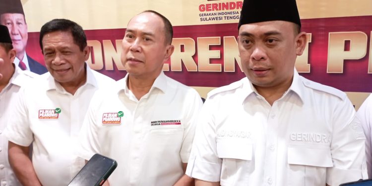 Ketua DPW Partai Gerindra Sulawesi Tenggara Andi Ady Aksar dan Calon Gubernur ASR-Hugua.