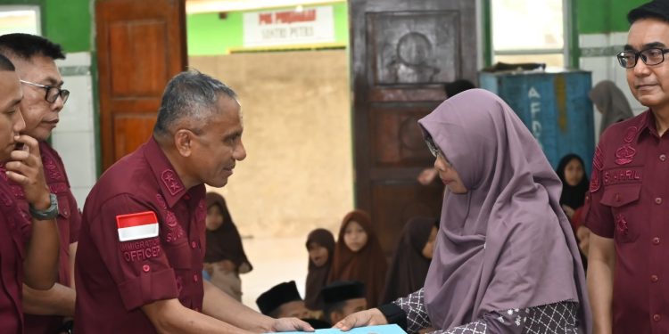 Kakanwil Kemenkumham serahkan bantuan
