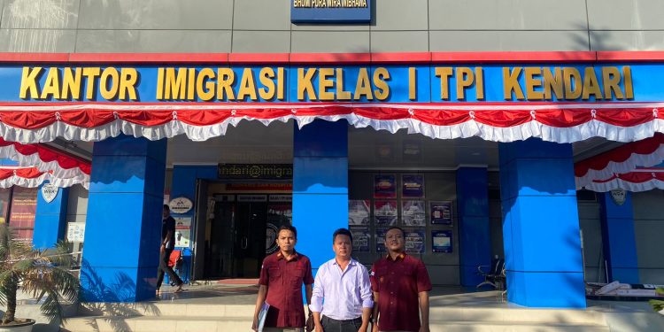 WNA dikawal petugas Imigrasi Kendari menuju Bandara