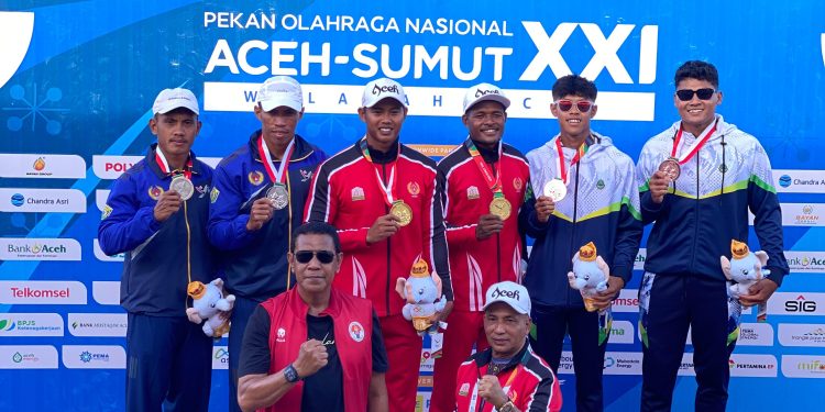 Juliwahyudin bersama atlet dayung Sultra
