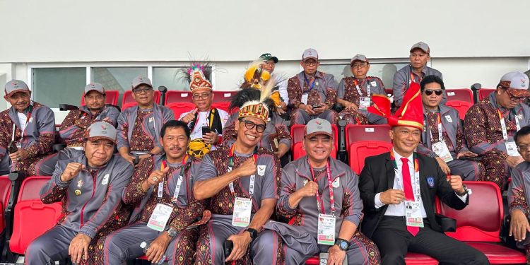 Pj Gubernur Sultra, Andap Budhi Revianto saat mengikuti pembukaan PON XXI