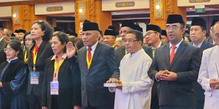 melantik dan mengambil sumpah jabatan anggota (MPWN) Periode 2024-2027