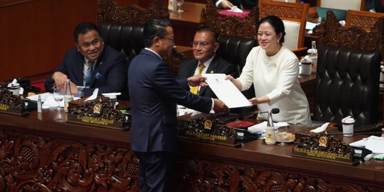 Menteri kemenkumham serahkan naskah UU Paten Ke Ketua DPR RI (Istimewa)