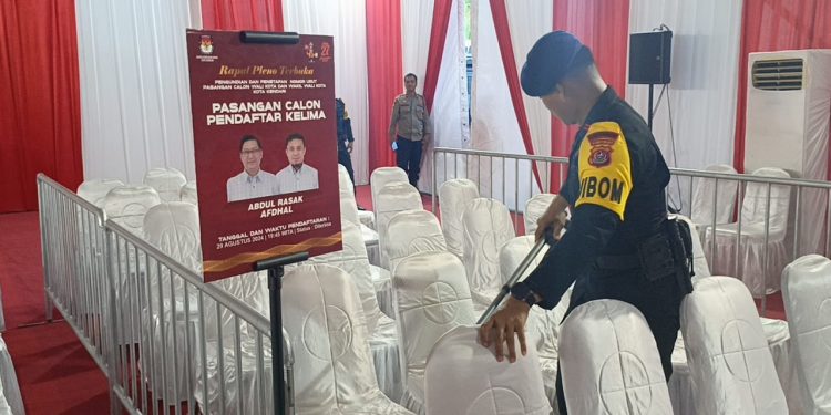 Jibam Brimob Polda Sultra Sterilisasi di Kantor KPU Kota Kendari