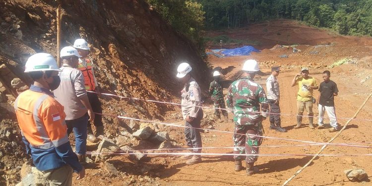 Warga blokade jalan PT Ceria Nugraha Indotama (CNI)