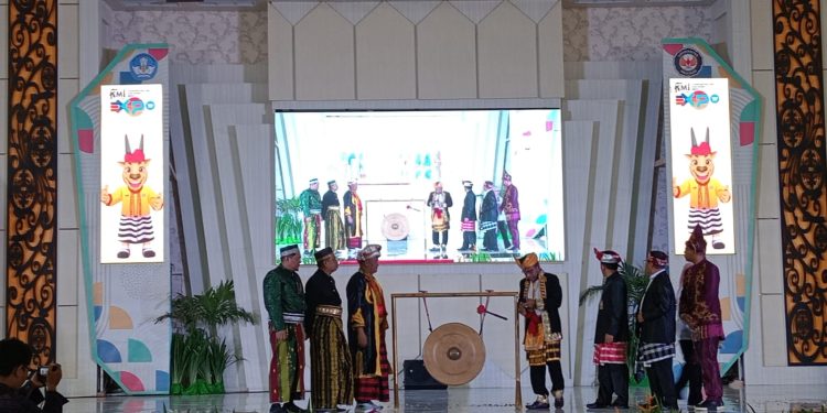 Rektor UHO, Prof Muh Zamrun Firihu buka kegiatan KMI