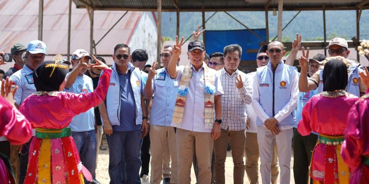 ASR bersama masyarakat dan tokoh politik di Konut