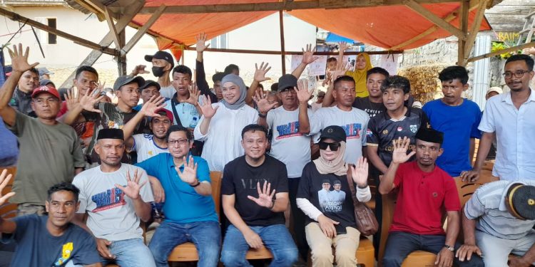 Paslon Wali Kota Kendari Abdul Rasak - Afdhal bersama warga usai kampanye dialogis