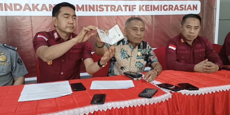 Kanwil kemenkumham Sultra menunjukkan pasport WNA asal Spanyol
