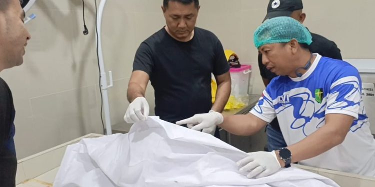 AKBP Dr. Rommy Sebastian bersama tim Forensik RS Bhayangkara