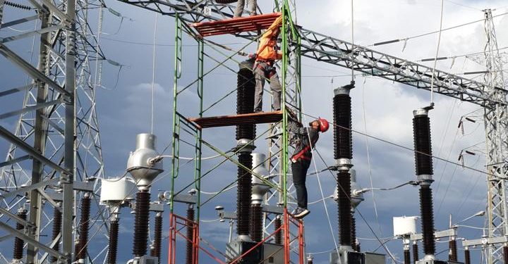 Proses perbaikan jaringan oleh tim PLN