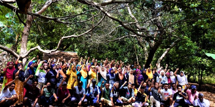 Warga Wawonii di area perkebunannya (Istimewa)