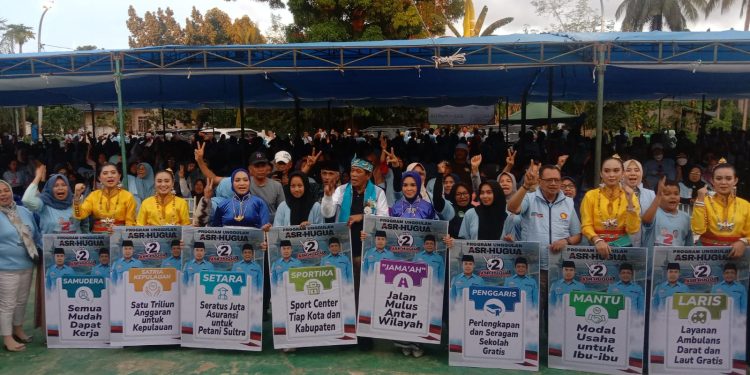 Hugua bersama simpatisan saat kampanye di Baubau