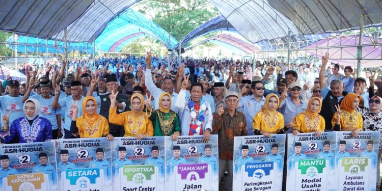 Hugua bersama masyarakat Buton Utara (foto: Istimewa)