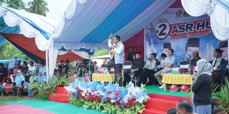 Hugua saat berorasi politik di depan warga Butur (Istimewa)