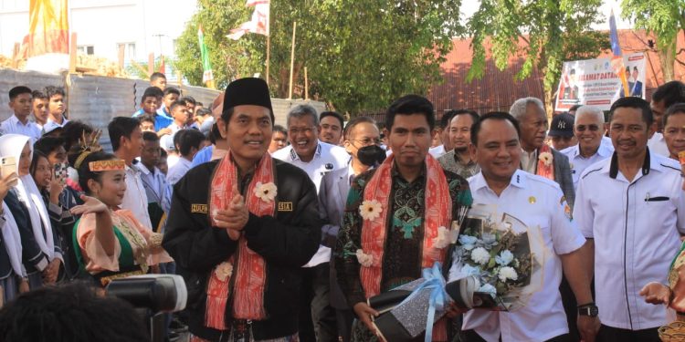 Anggota DPR RI saat berkunjung di SMAN 4 Kendari