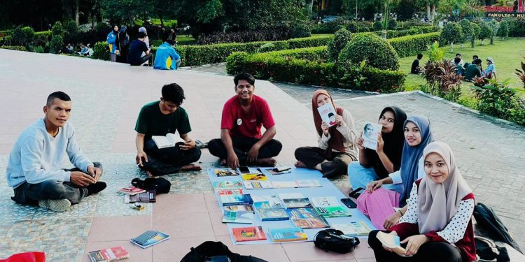 Rasmin (kiri) bersama mahasiswa GMNI Kendari