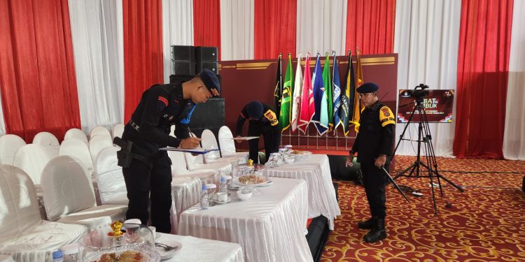 Sterilisasi area debat oleh tim Satbrimob Polda Sultra
