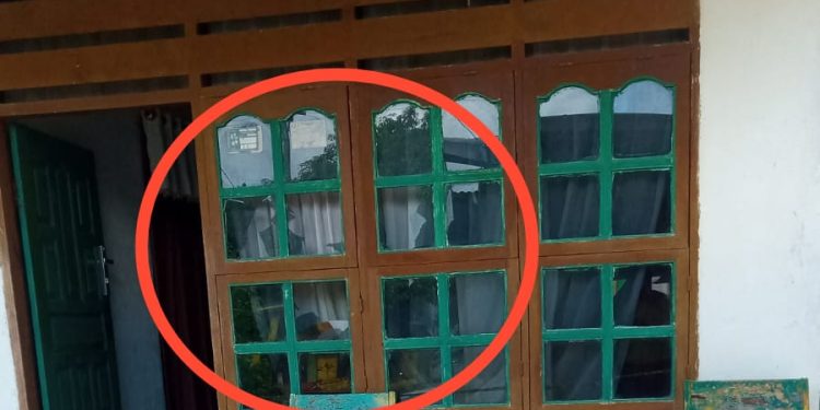 Ketgam : Kondisi rumah dipasangi garis polisi usai di rusak OTK.