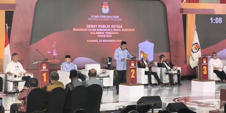 Hugua saat debat publik ketiga pilgub Sultra