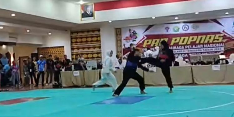 Pesilat Sultra Resmi Amalia (merah) saat bertanding melawan pesilat Jatim