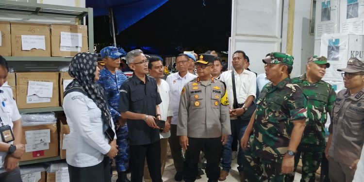 Kapolda, Pangdam, Kajati dan penyelenggara Pemilu pantau gudang Logistik (Foto: Humas Polda Sultra)