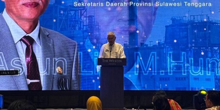 Asrun Lio, Sekda Pemprov Sultra saat memberikan sambutan Pj Gubernur Sultra