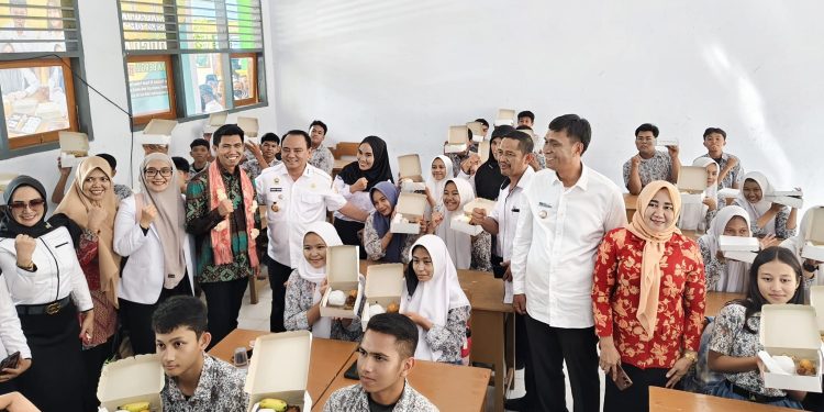 Pj Gubernur bersama ketua tim Komisi II DPR RI di SMA Negeri 4 Kendari