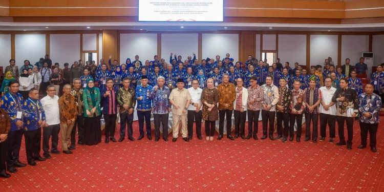 Pj Gubernur Sultra Serahkan DIPA dan TKDD 2025 ke Kemenkumham