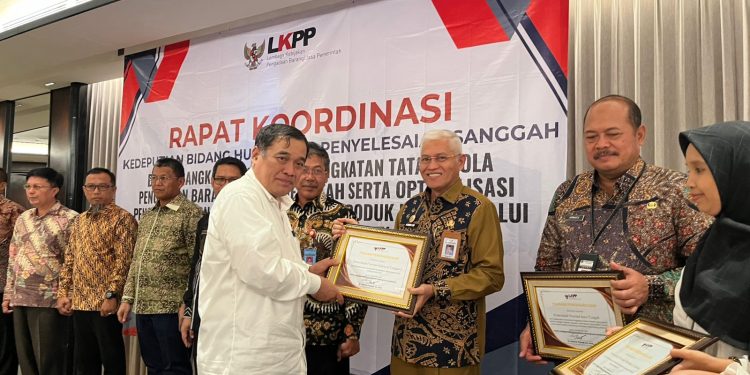 Sekda Sultra, Asrun Lio menerima penghargaan dari LKPP