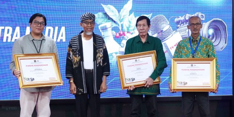 Penyerahan Penghargaan kepada Media Terbaik dalam Publikasi Kekayaan Intelektual