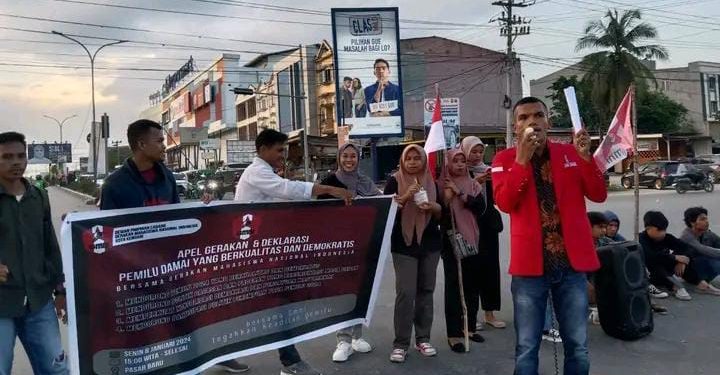Ketua GMNI Kendari, Rasmin Jaya saat berorasi