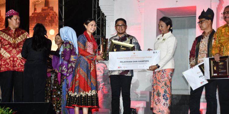 Kepala Dinas Pariwisata Sultra, Belli Harli Tombili, menerima penghargaan dari Wakil Menteri Pariwisata, Ni Luh Puspa.