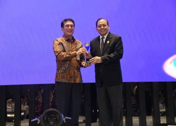Kemenkum Raih Peringkat Ketiga Badan Publik Informatif dalam Anugerah KIP 2024
