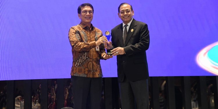 Sekretaris Jenderal (Sekjen) Kemenkum, Nico Afinta menerima penghargaan