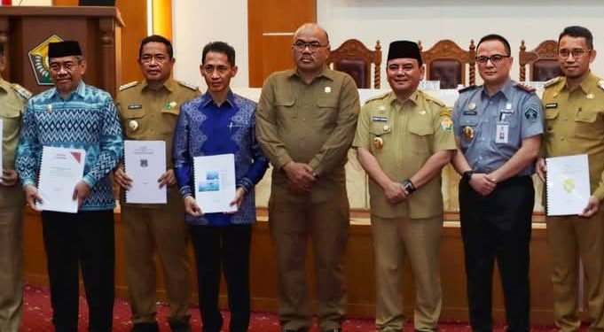 Pj Bupati Muna Barat, Pahri Yamsul menerima data presisi dari Pj Gubernur Sultra
