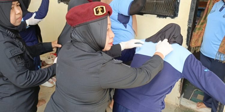 Petugas lapas Kendari geledah warga binaan saat sidak